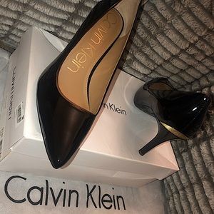 Calvin Klein Gayle patent Pointed-Toe pumps